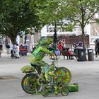 Green Team an der Uferpromenade der Themse