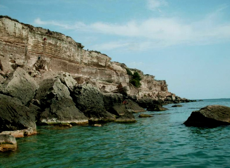 green water and yellow rocks