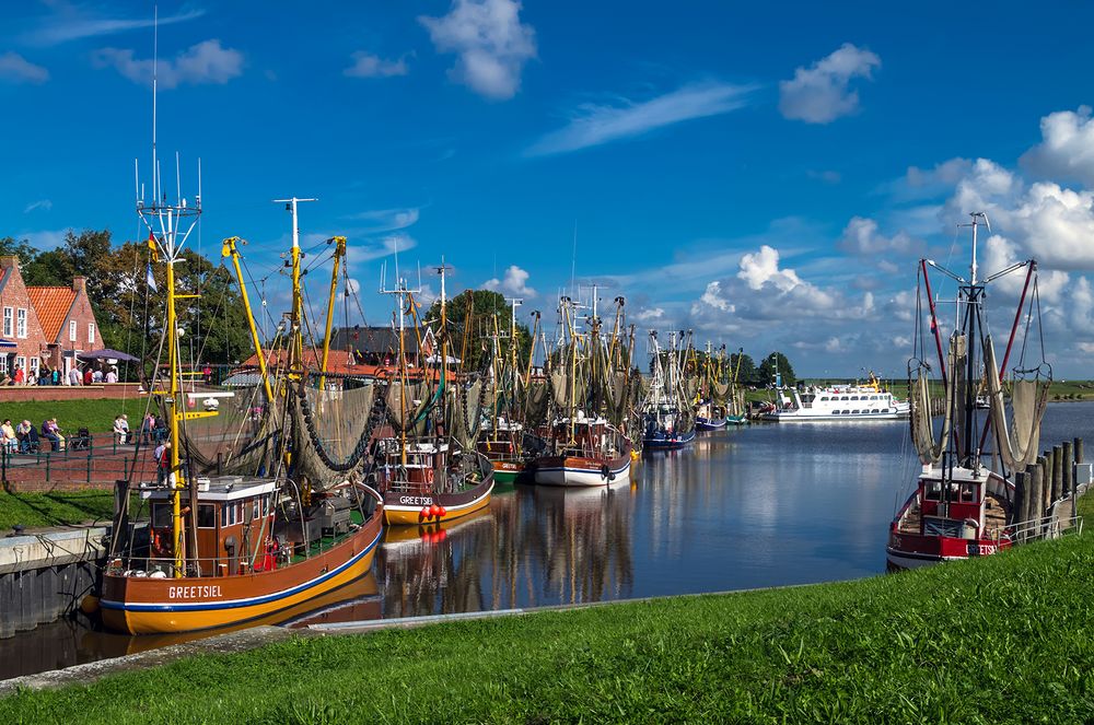 Greetsiel ... freitags sind alle Kutter im Hafen