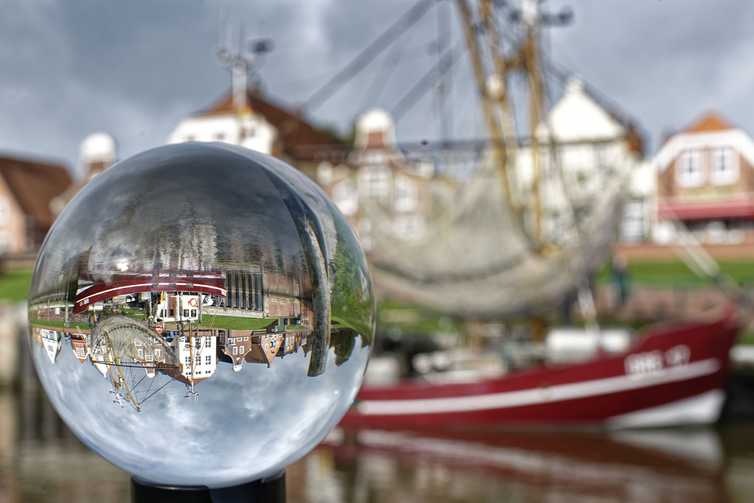 Greetsiel: Hafen in der Glaskugel