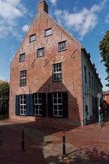 Greetsiel, "Hohes Haus", ehemaliges Rentamt von 1696, heute ein Hotel.