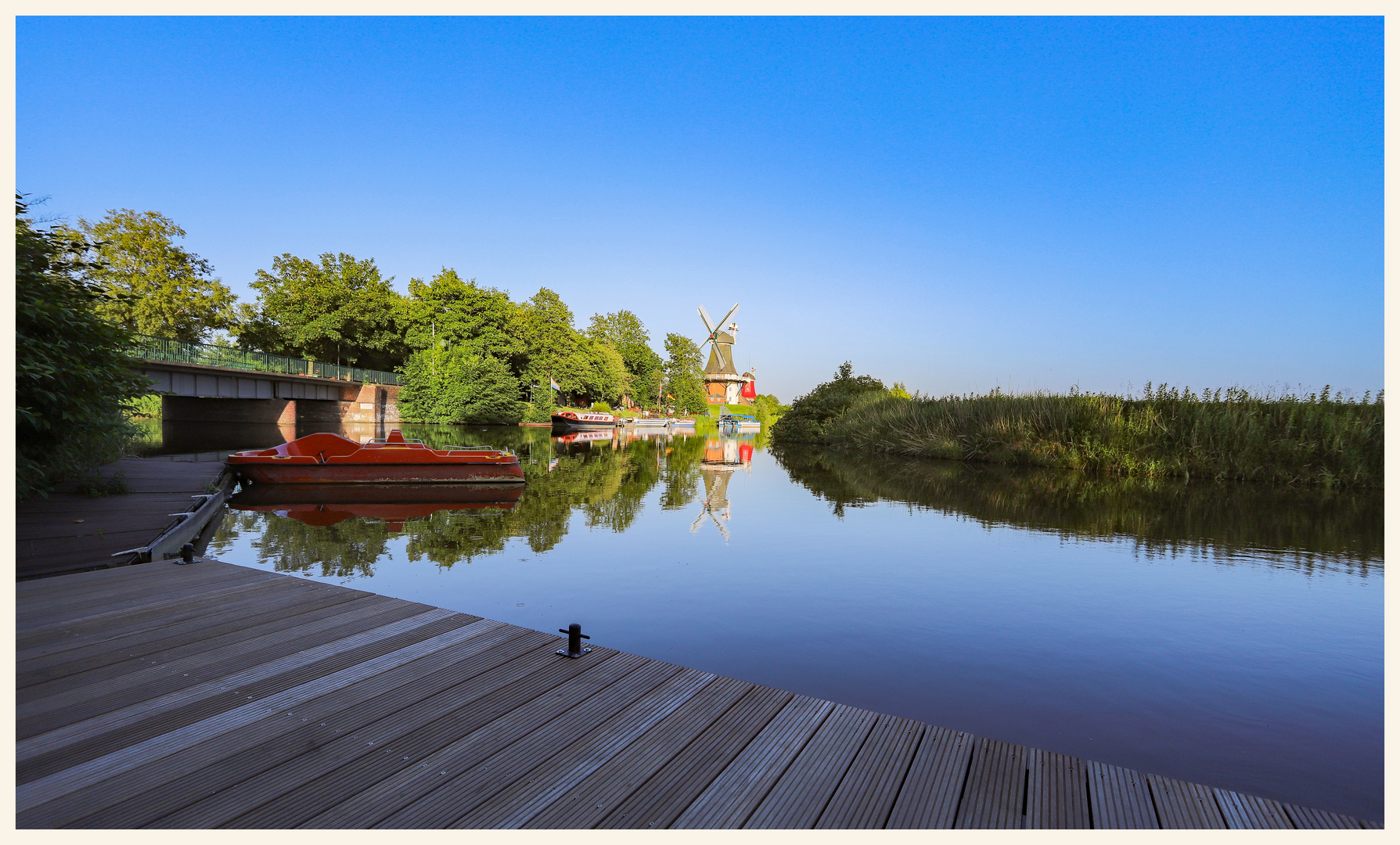 Greetsiel mit Paddelboot