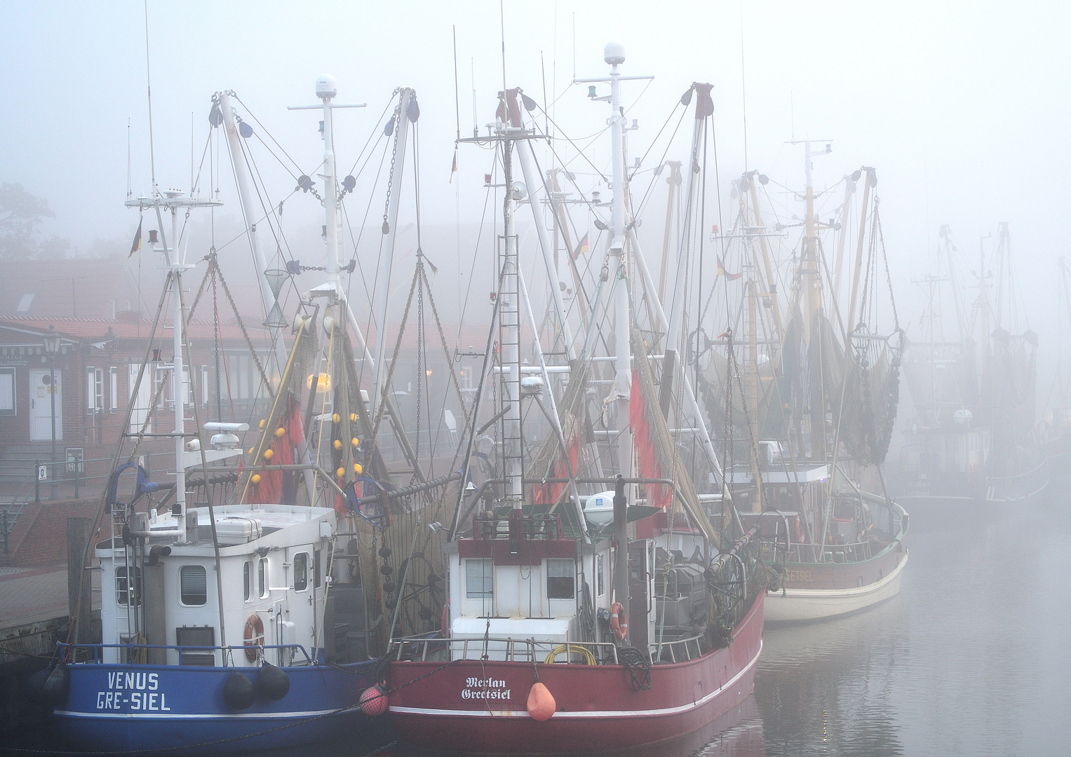 Greetsieler Hafen im Herbstnebel