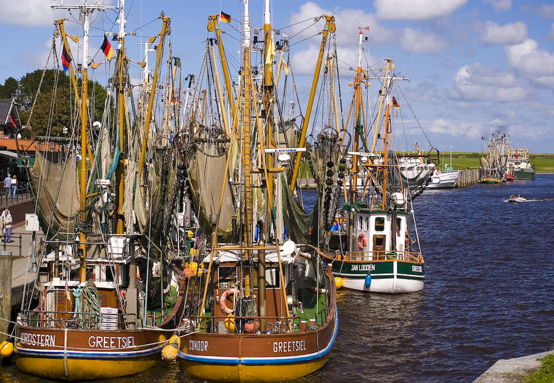 Greetsieler Krabbenkutter im romantischen Hafen