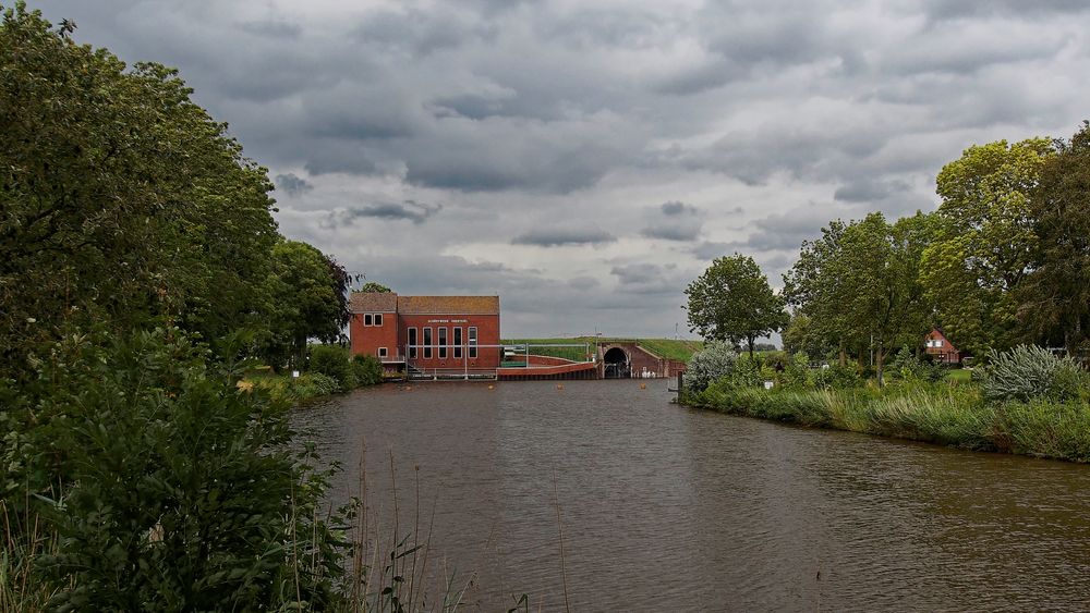 Greetsieler Schöpfwerk und altes passives Torsiel mit äusseren Flut- und kleineren Ebbetoren binnen