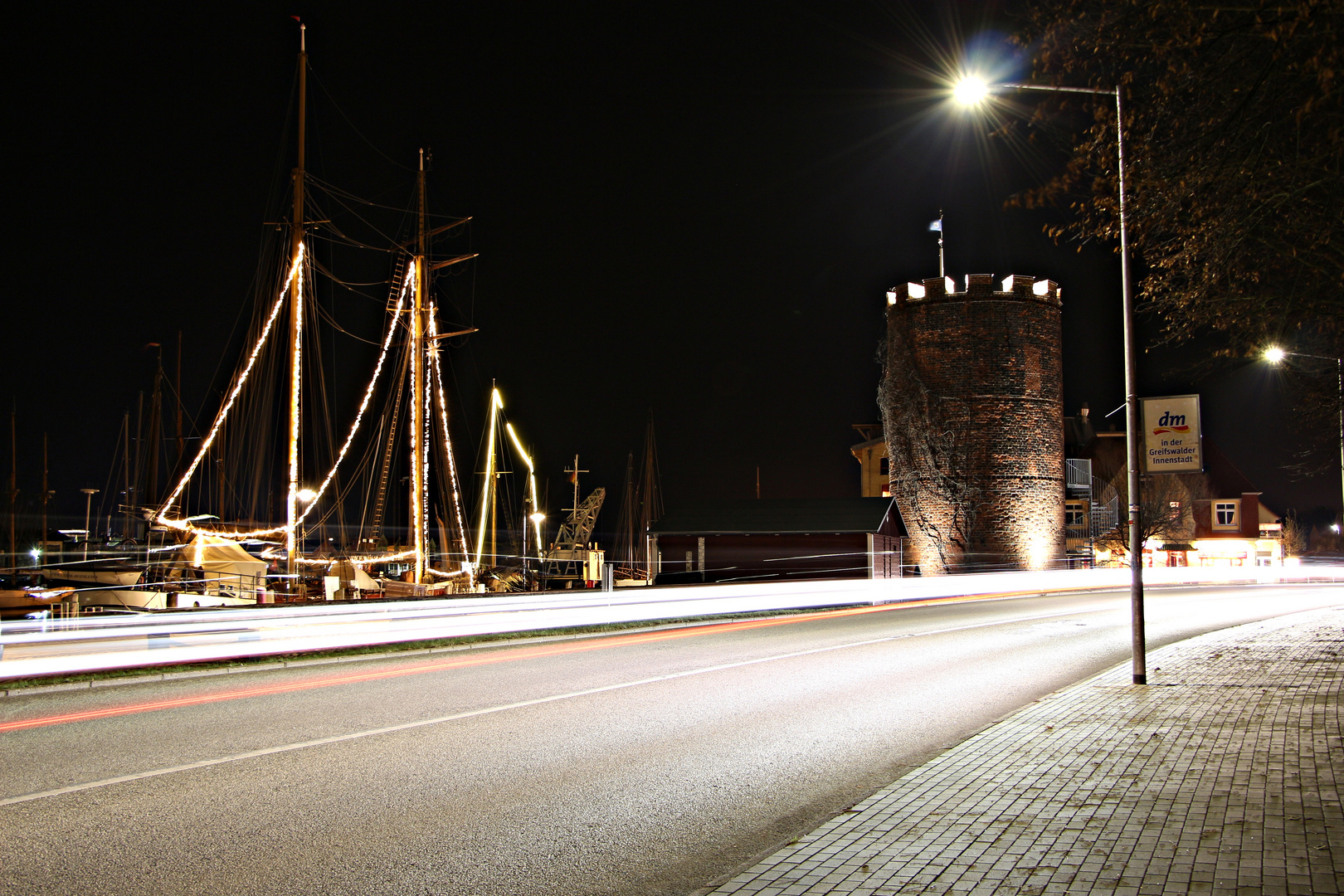 Greifswalder Hafen mit Fangenturm bei Nacht