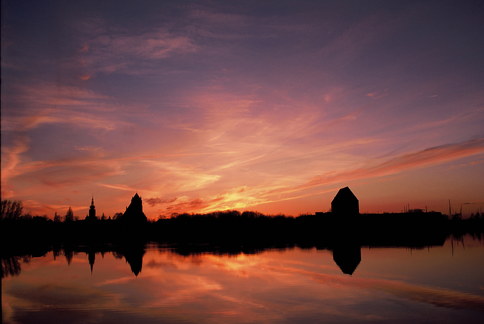 Greifswalder Kirchen im Schattenriß