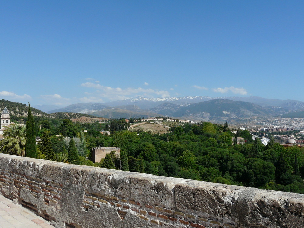 Grenade Vue de l'Alhambra sur les neiges de la Sierra Nevada - Juin 2008