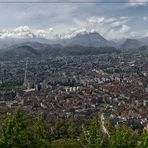 Grenoble - links der Seilbahn