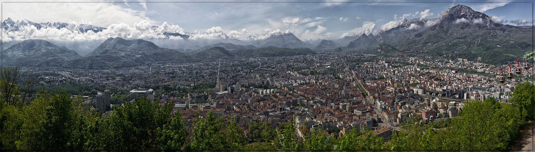 Grenoble - links der Seilbahn