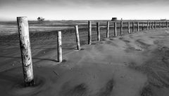 Grenzpfähle am Strand