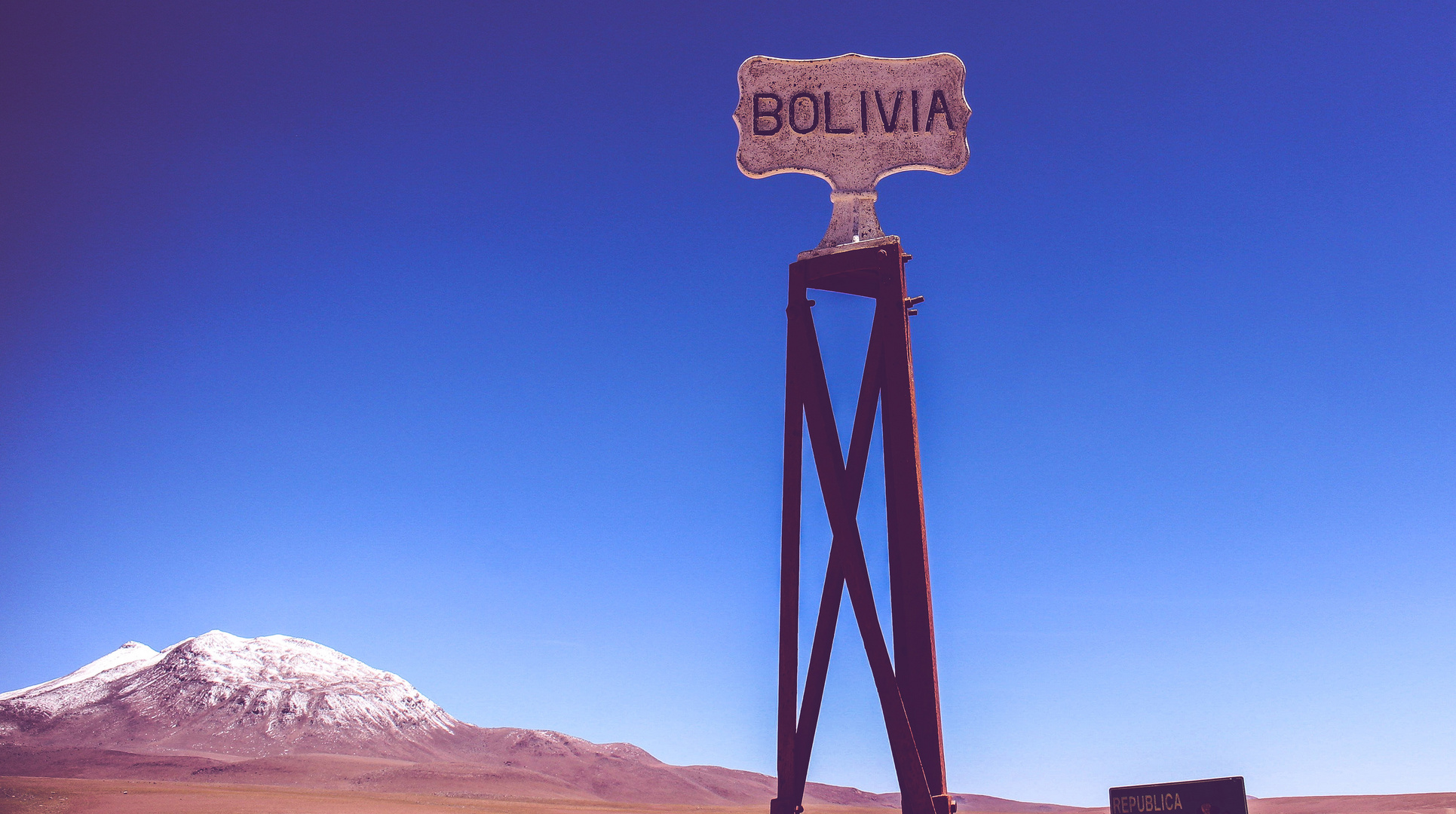 Grenzstein nach Bolivien im blauen Himmel