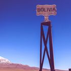 Grenzstein nach Bolivien im blauen Himmel