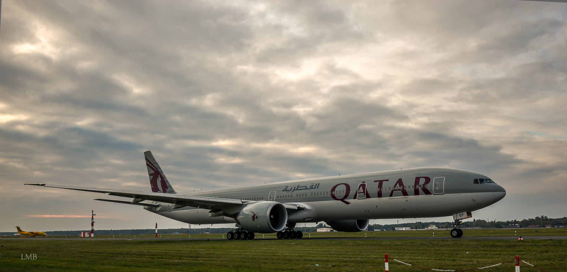 Grey Jetliner below grey Sky