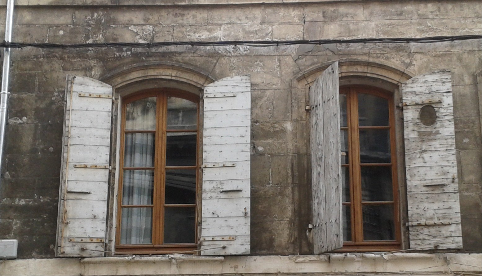 grey windows Arles 1