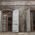 grey windows Arles 1