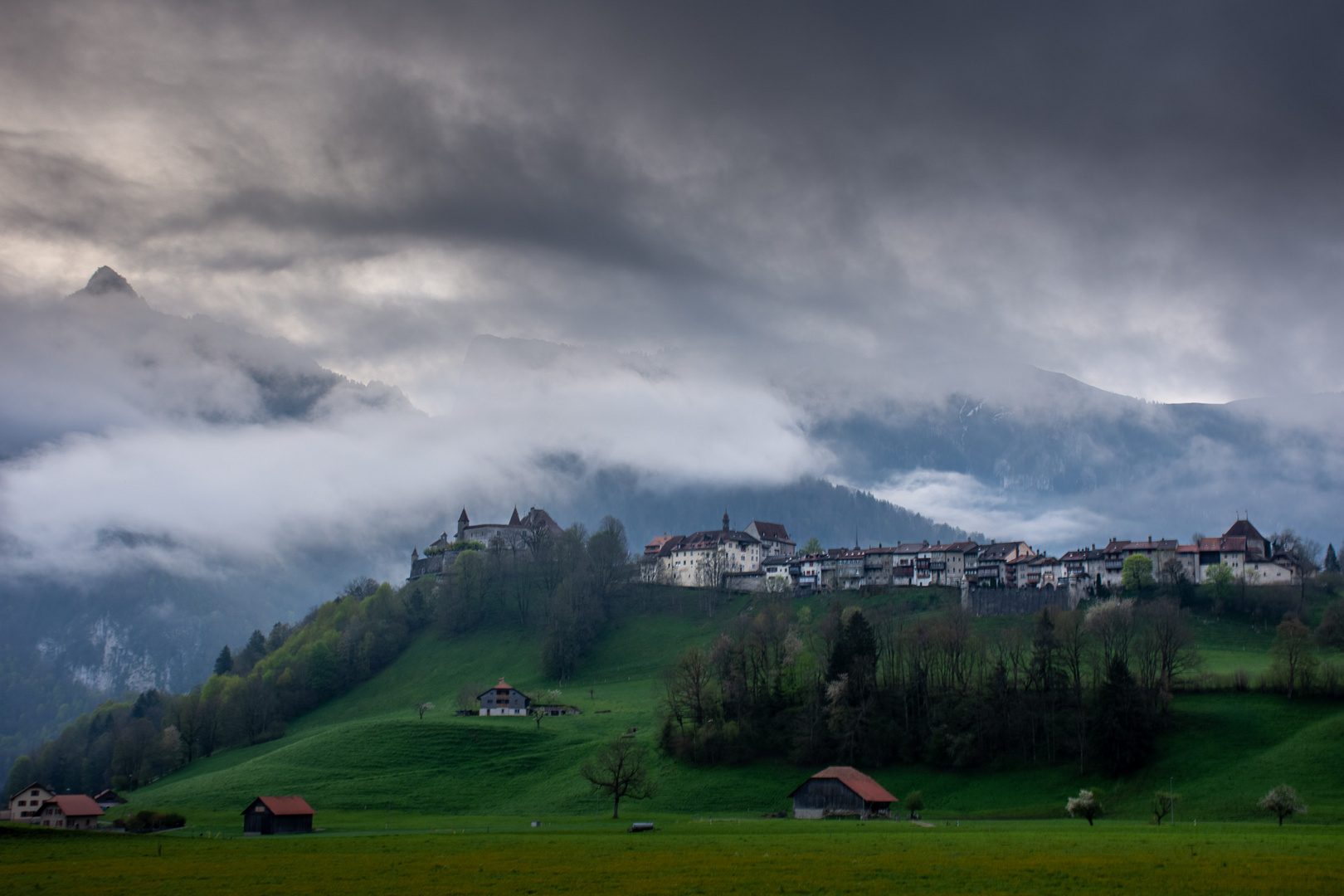 Greyerz morgens nach einer regnerischen Nacht