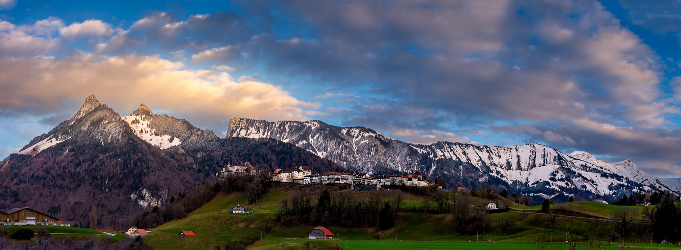 Greyerz und die Berge im Hintergrund