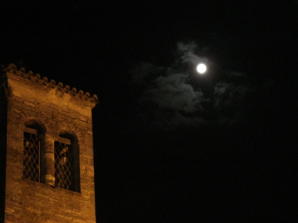 Grichischer Kirchturm bei Nacht
