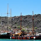 griechische Segler warten am Ufer der Insel Nea Kameni