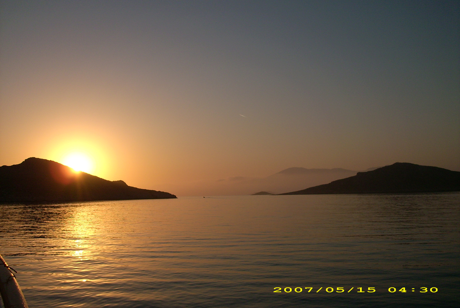 griechischer Sonnenaufgang auf einem Motorsegler