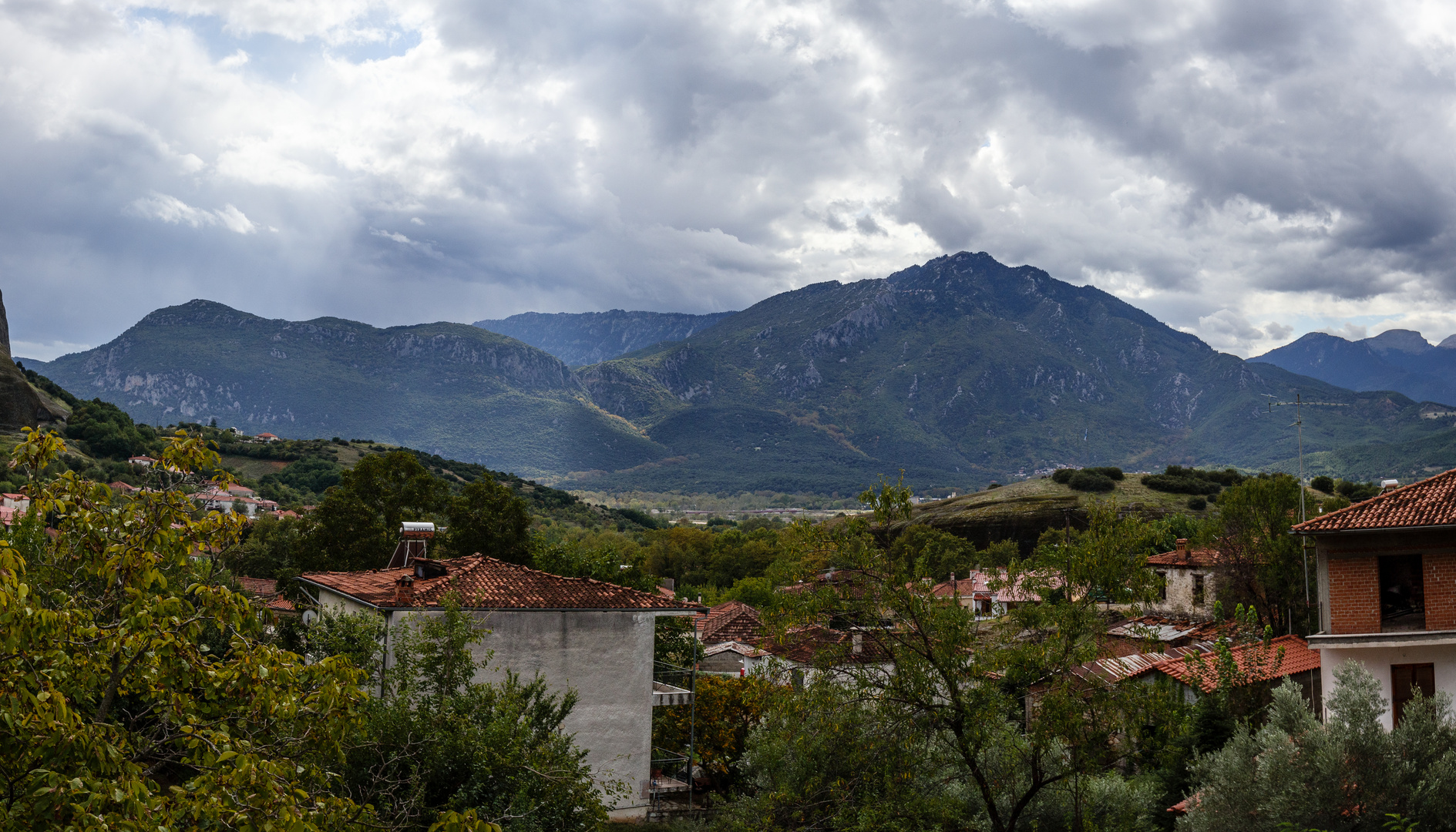 Griechisches Dorf in den Bergen (Kastraki, Griechenland)