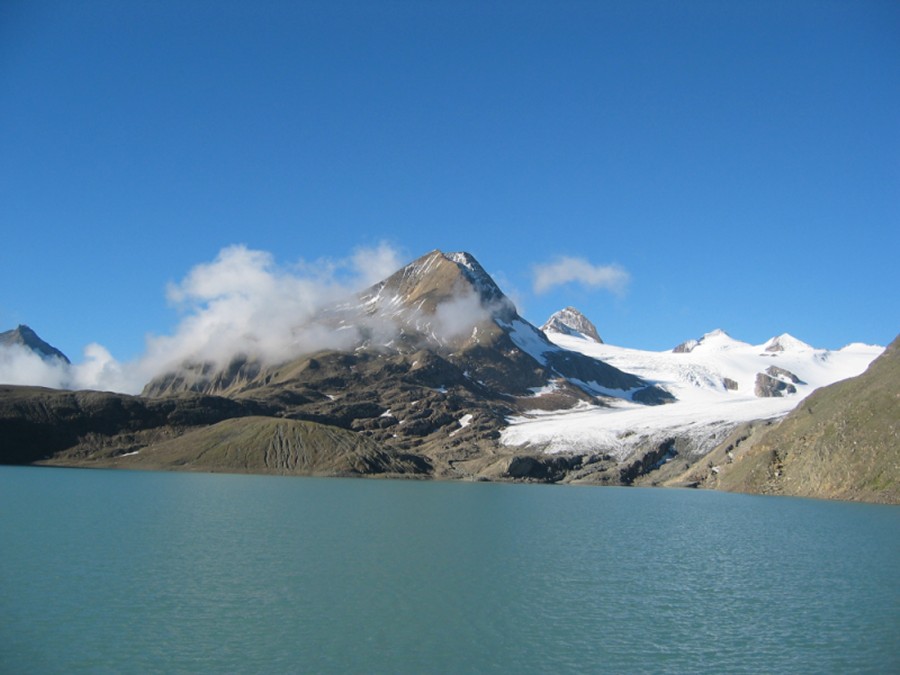 Griessee mit Gletscher im Hintergrund