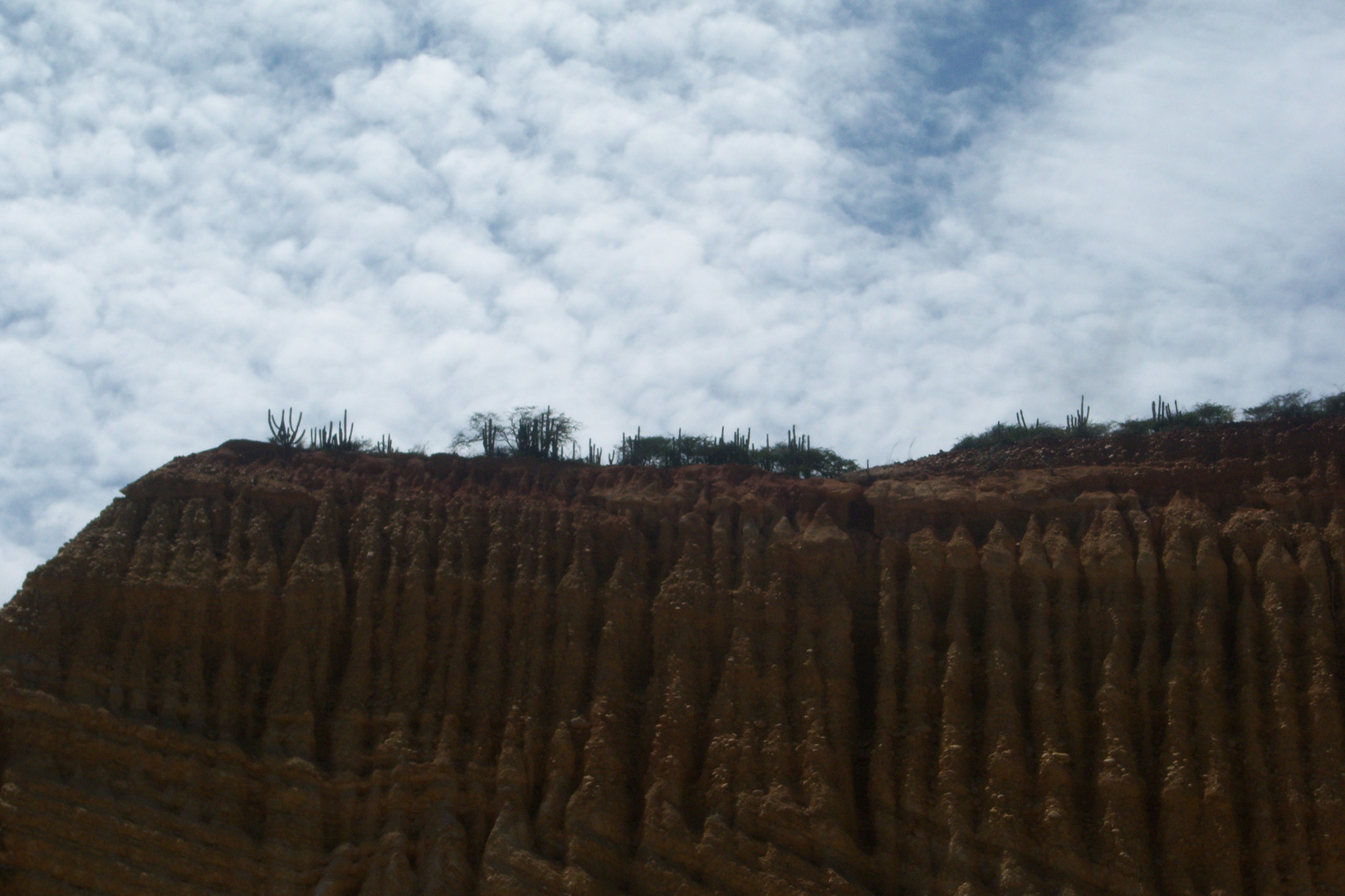 Grietas naturales. Cerro en Cumaná . Edo Sucre