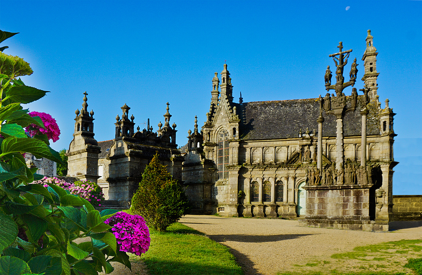 Griff ins Archiv: Die umfriedeten Pfarrbezirke in der westl. Bretagne