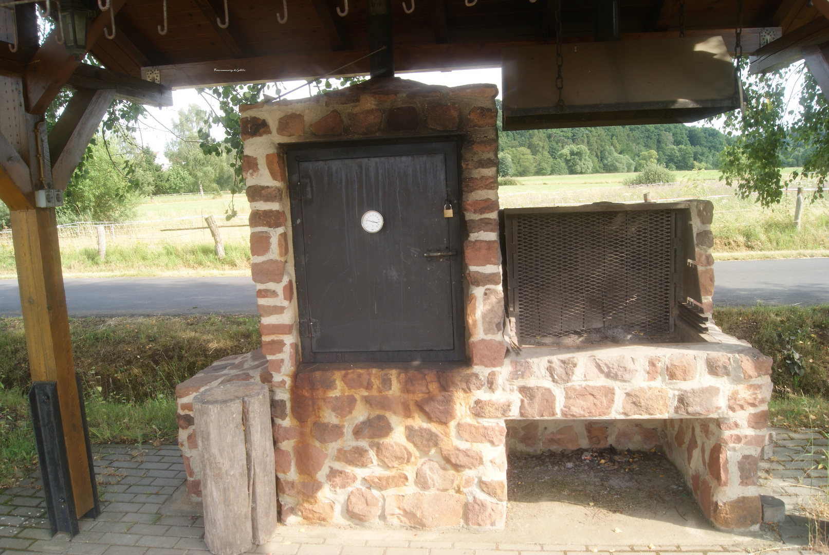 Grill und Räuscher Stadion auf den Dorf