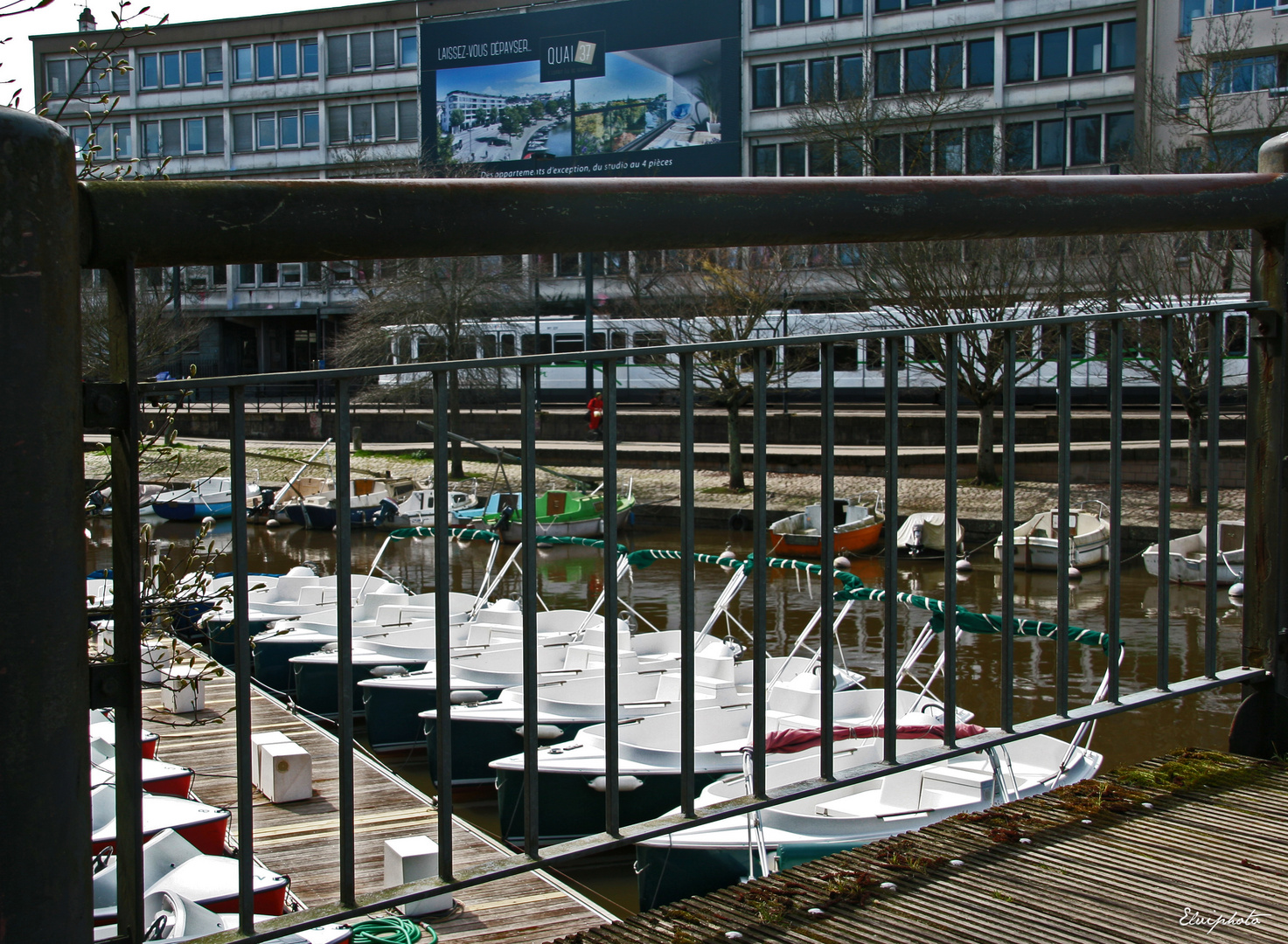 Grille, bateaux et tram