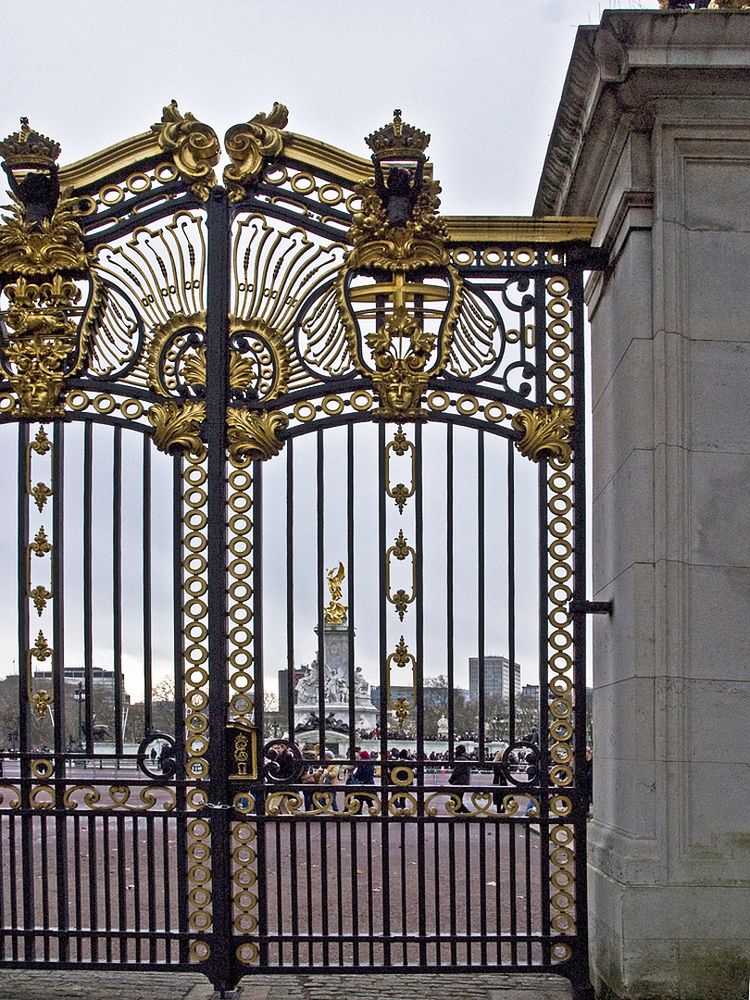 Grille du Memorial Victoria devant Buckingham Palace  --  Londres    