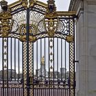 Grille du Memorial Victoria devant Buckingham Palace  --  Londres    