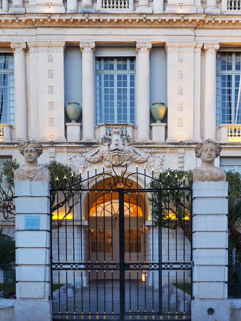 Grille et porte d’entrée de la Préfecture des Alpes-Maritimes