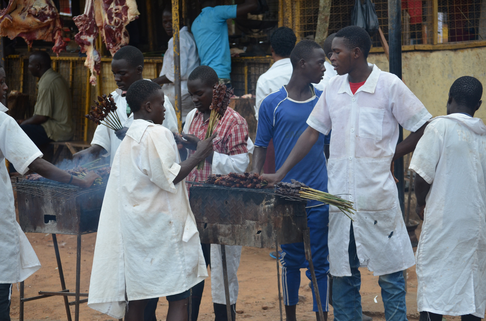 Grillen am Strassenrand in Westuganda