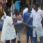 Grillen am Strassenrand in Westuganda