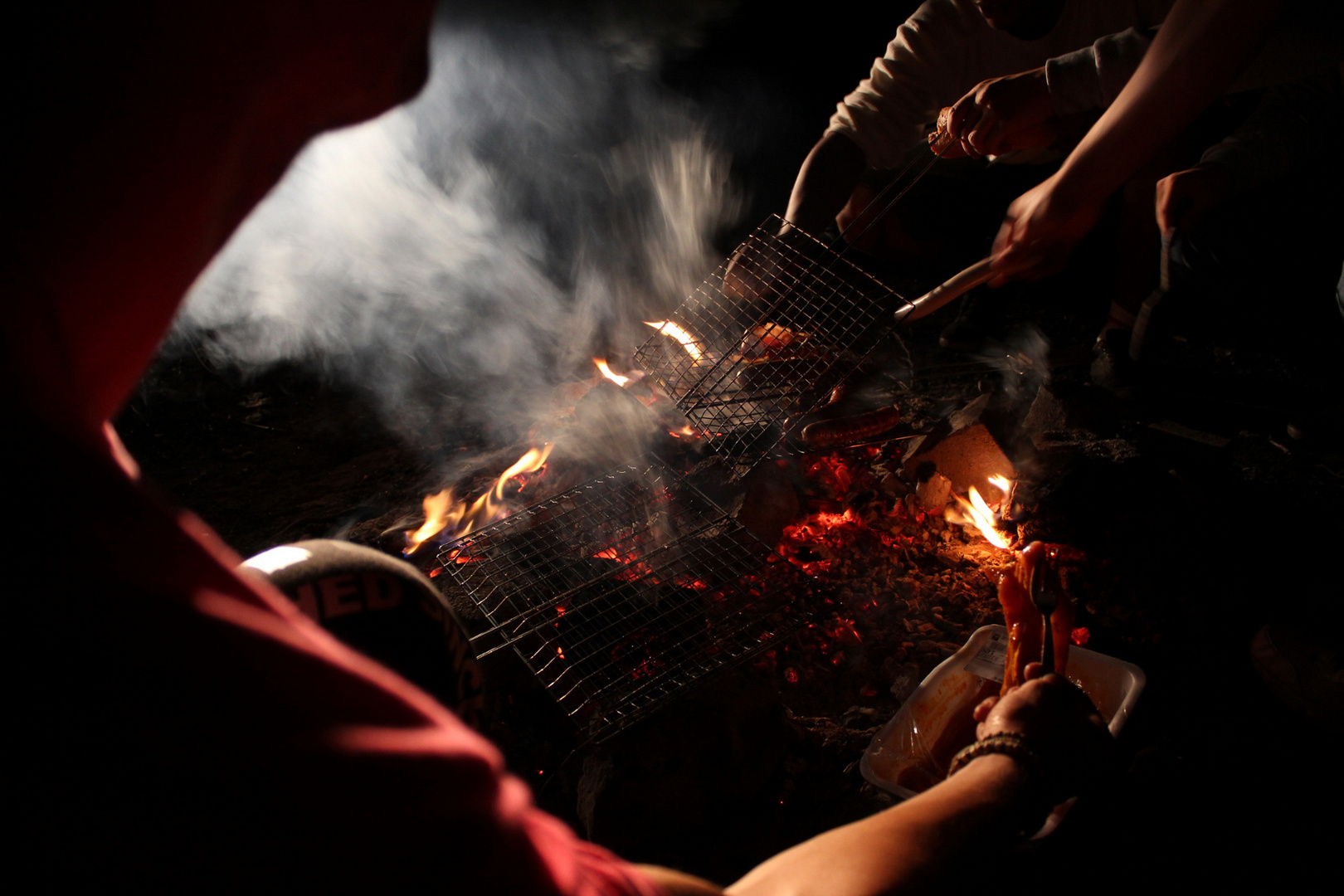 Grillen im schein der autolichter.