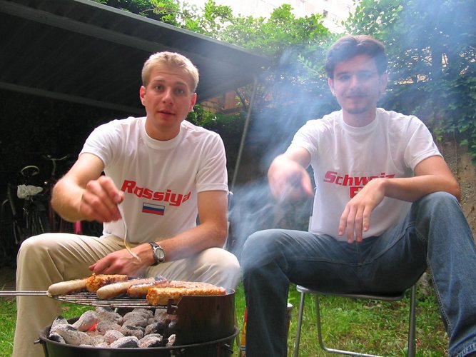 Grillende Deutsche beim Fußballgucken...