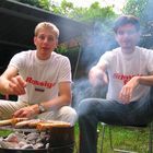 Grillende Deutsche beim Fußballgucken...