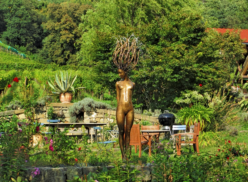 Grillplatz mit Bronzeskulptur