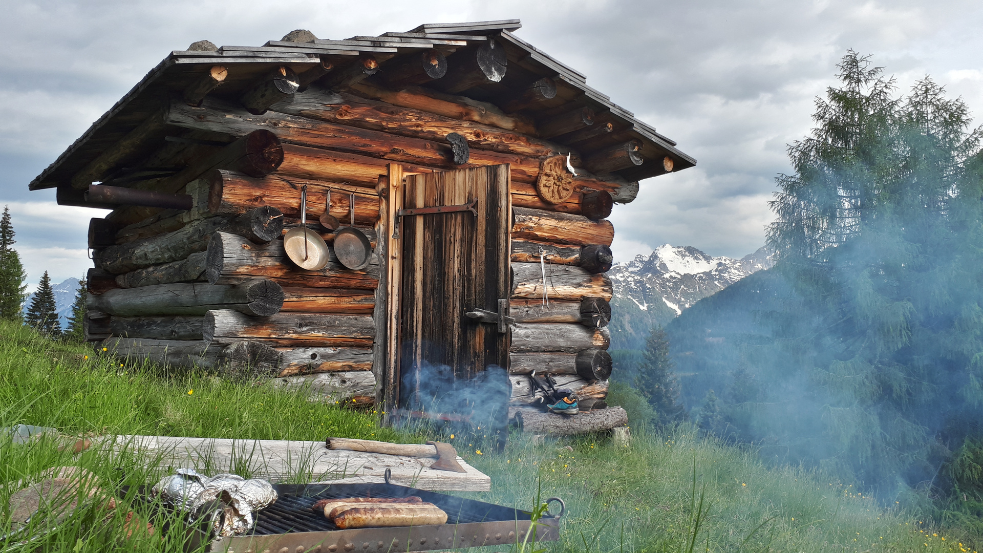 Grillzeit auf "unserer" Minihütte... ;-)