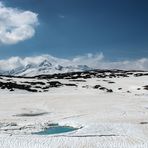 Grimselpass 2165 m mit noch zugefrorenen Totensee