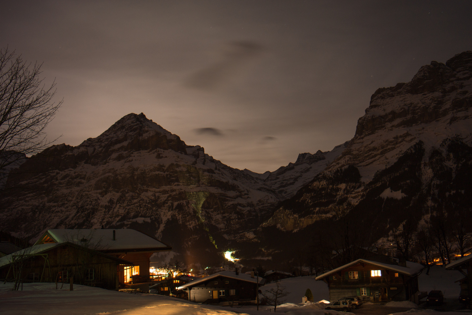 Grindelwald mit Mättenberg-Eiger bei Nacht