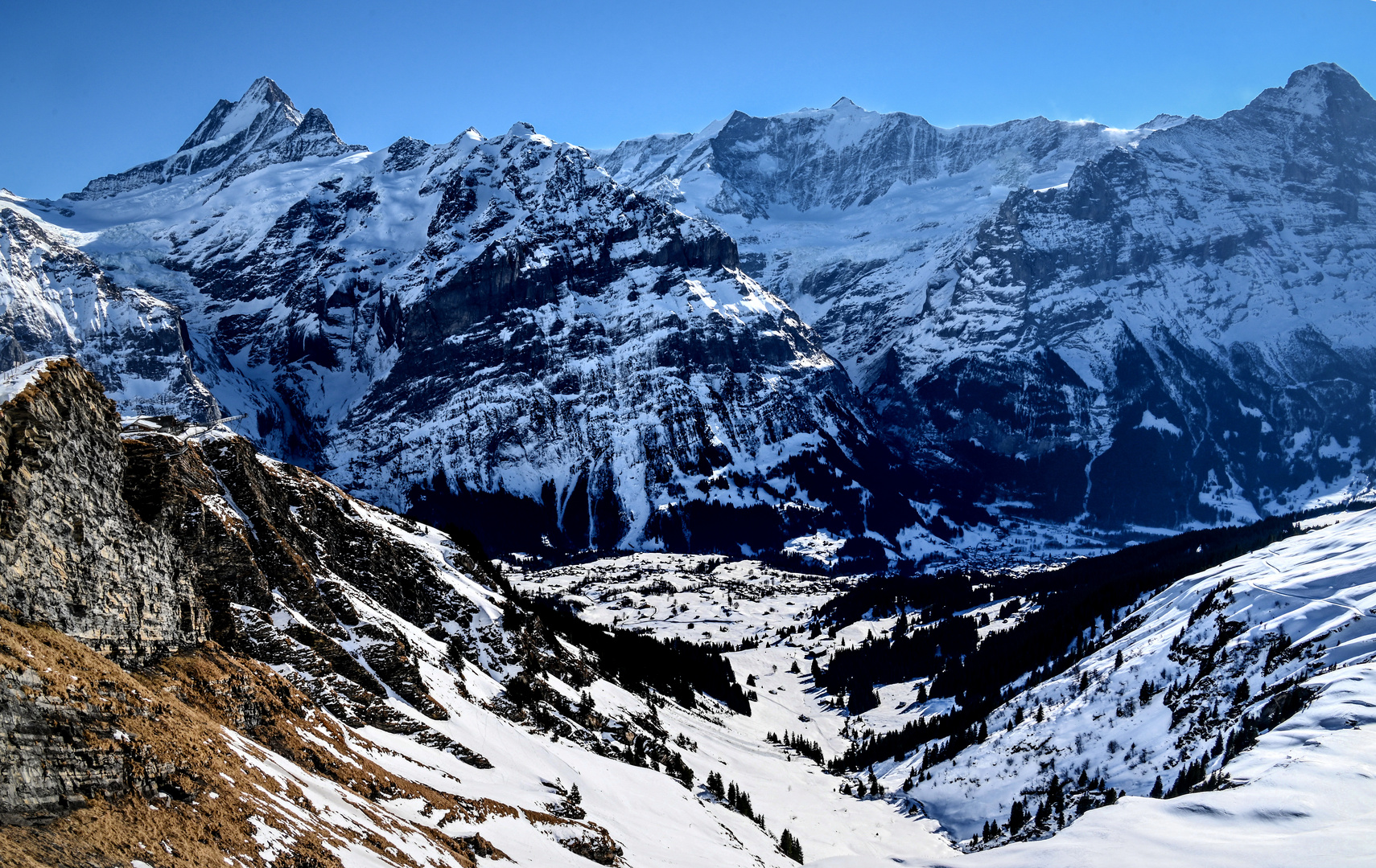 Grindelwald mit Schreckhorn, Finsteraarhorn, Fiescherhorn, Eigerr 