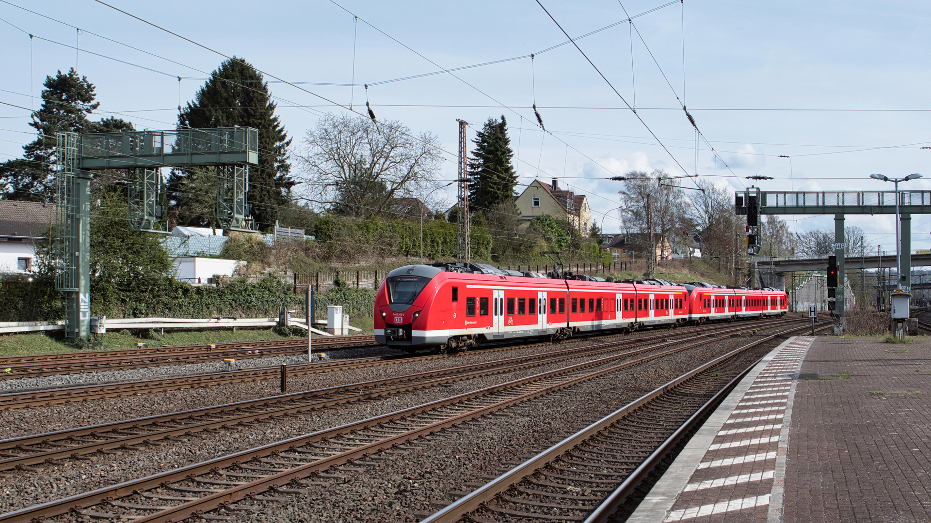 "Grinsekatzen" zwischen Signalbrücken