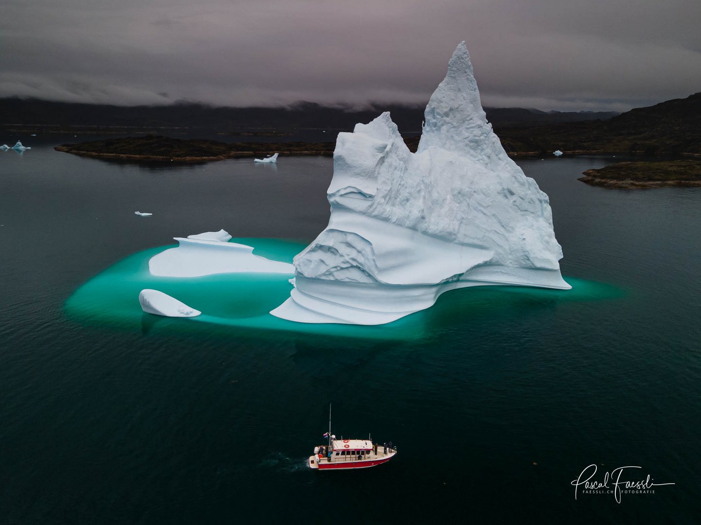Grönland Eisberg mit Schiff