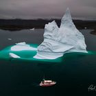 Grönland Eisberg mit Schiff