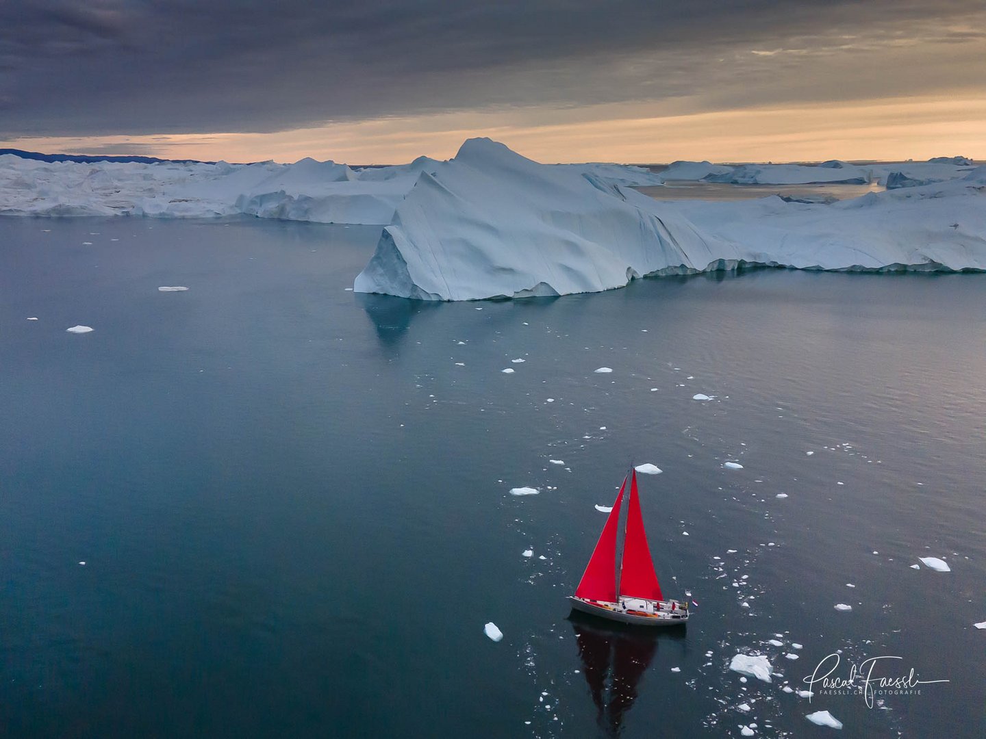 Grönland Eisberg mit Segelboot