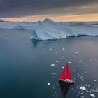 Grönland Eisberg mit Segelboot