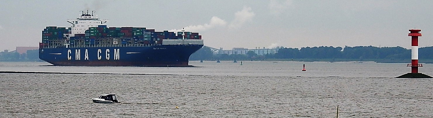 Größenunterschiede auf der Elbe bei Kollmar.